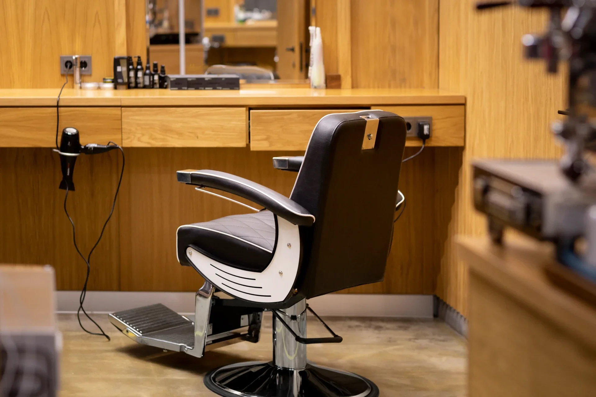 Do_You_Have_Empty_Chairs_How_to_Easily_Make_Extra_Passive_Money_from_Unused_Salon_Space_DINGG